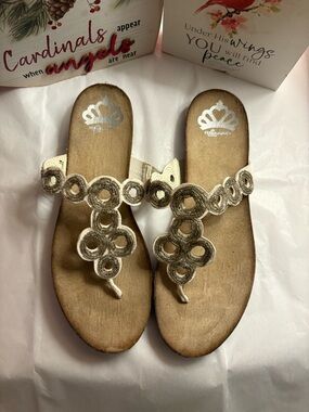 Fergalicious White Beaded Loop Thong Sandals Size 8.5